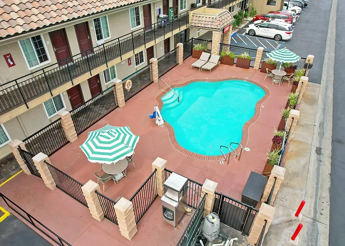 Econo Lodge Inn & Suites Escondido Downtown